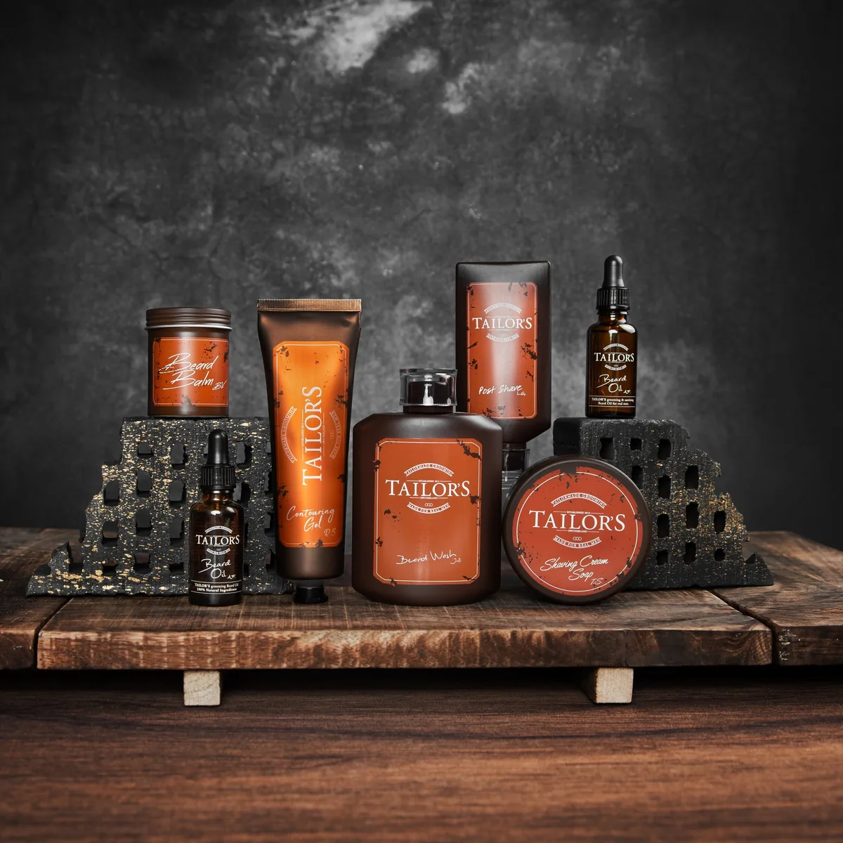 Tailor's Shaving – Rasur- und Bartpflegeprodukte auf dunklem Hintergrund