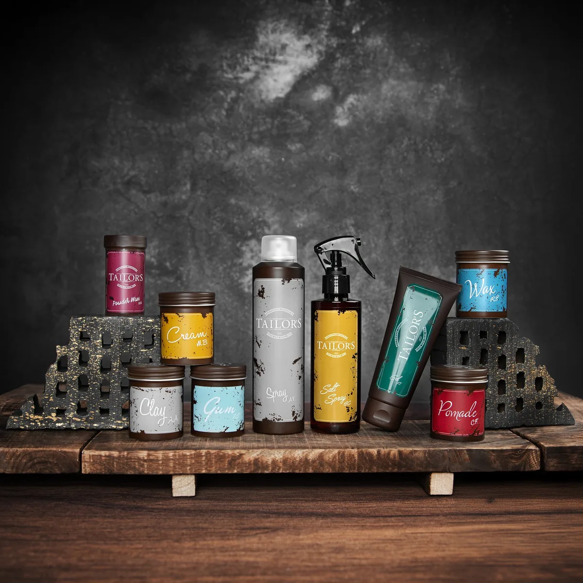 Tailor's Styling – Wax, Clay, Gum und Pomade auf dunklem Hintergrund